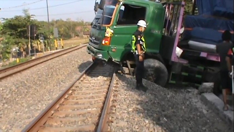 Truk Trailer Terobos Rel KA, Perjalanan Kereta Api Surabaya-Jakarta Terganggu