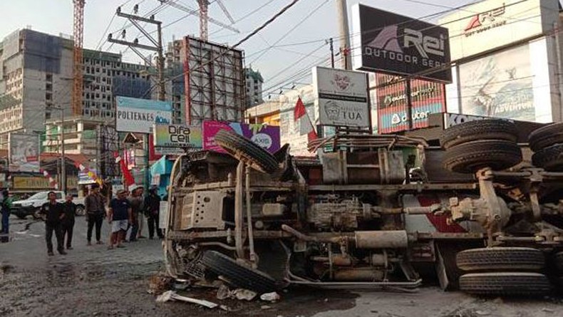 Truk Molen Terguling di Pintu Keluar Tol Tembalang Semarang, Sopir Terjepit
