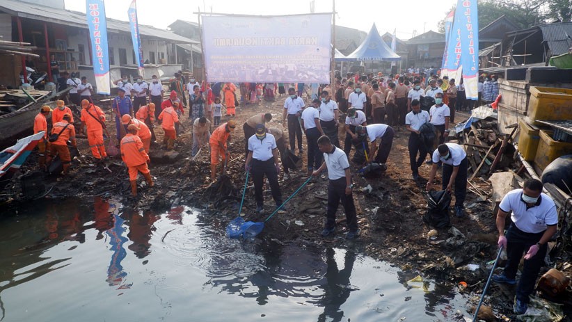 Sambut HUT ke-74 RI, WOM Finance Bagikan 250 Paket Sembako ke Nelayan - Bagian 2