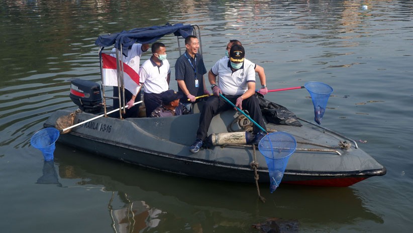 Sambut HUT ke-74 RI, WOM Finance Bagikan 250 Paket Sembako ke Nelayan - Bagian 3
