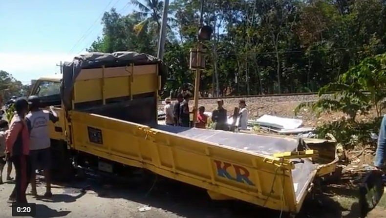 Terobos Perlintasan, Truk Ditabrak KA Joglosemar di Banyumas, 2 Luka-Luka
