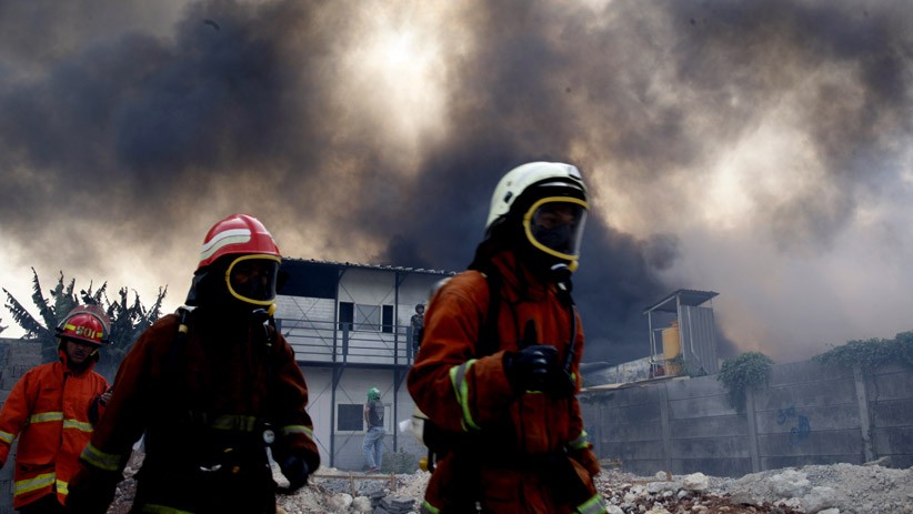 Gudang Plastik di Cipayung Ludes Terbakar, Asap Hitam Membubung Tinggi - Bagian 3