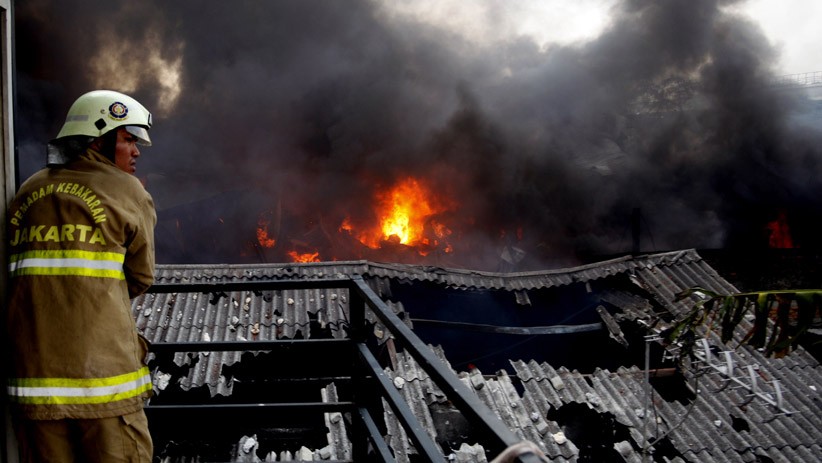 Gudang Plastik di Cipayung Ludes Terbakar, Asap Hitam Membubung Tinggi - Bagian 2