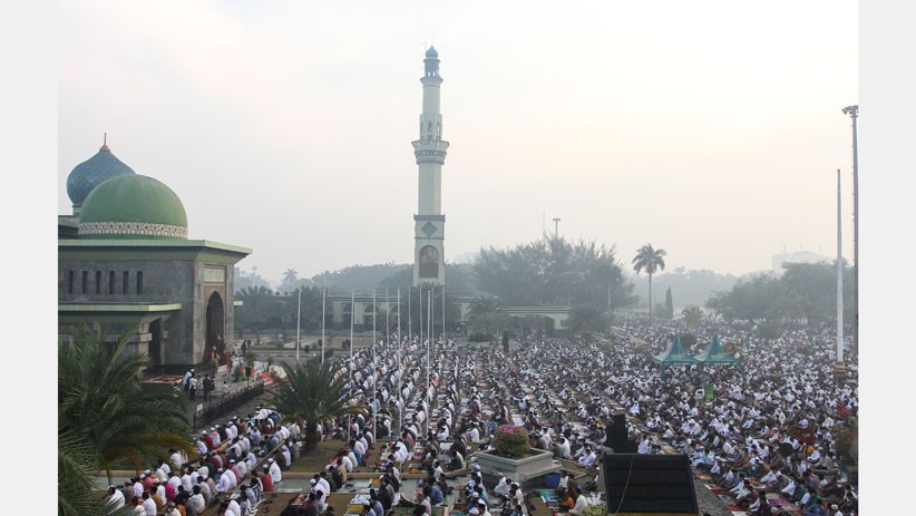 Ribuan Umat Muslim Riau Salat Idul Adha di Tengah Kabut Asap