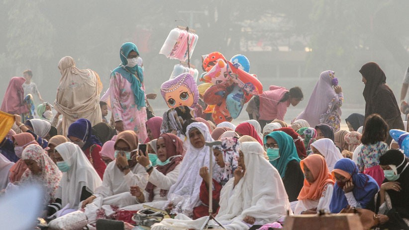 Ribuan Umat Muslim Riau Salat Idul Adha di Tengah Kabut Asap - Bagian 2