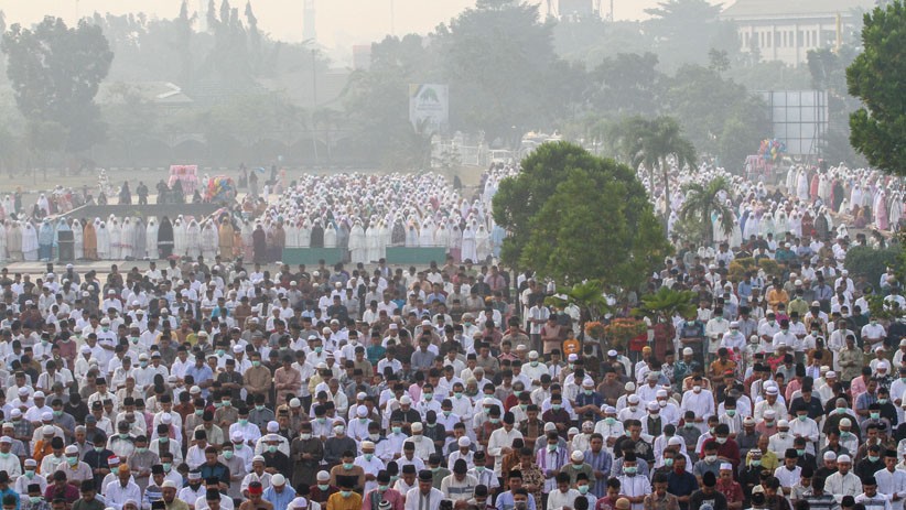Ribuan Umat Muslim Riau Salat Idul Adha di Tengah Kabut Asap