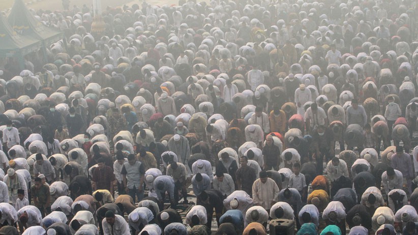 Ribuan Umat Muslim Riau Salat Idul Adha di Tengah Kabut Asap