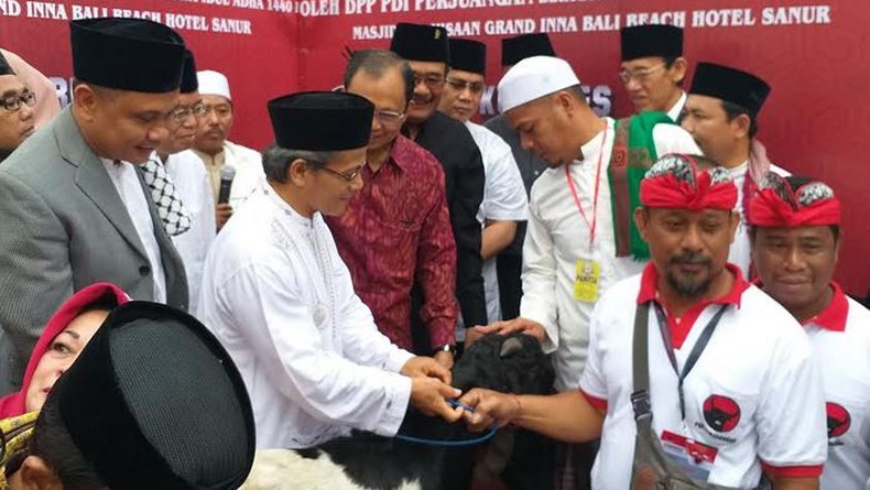 DPP PDIP Serahkan 30 Ekor Kambing Kurban untuk Warga Bali