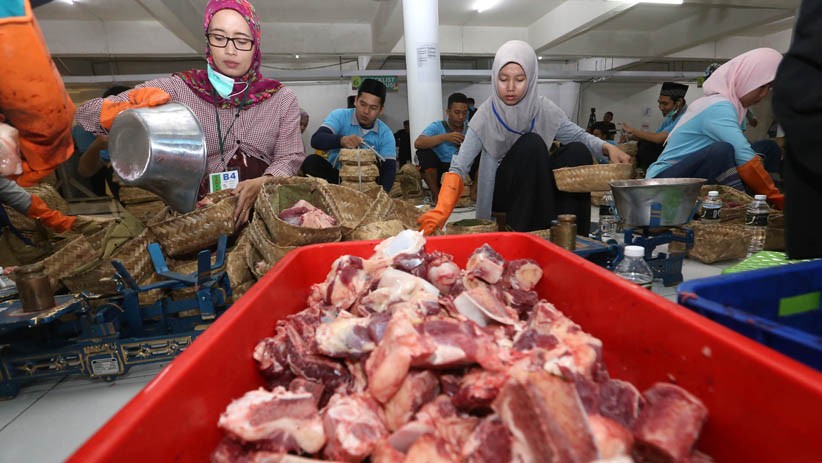 Masjid Al-Akbar Surabaya Bagikan 3.000 Paket Daging Kurban Pakai Besek
