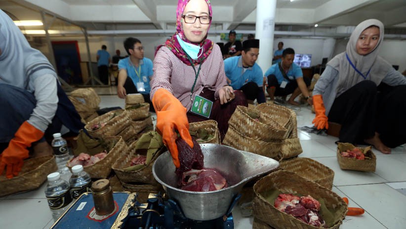 Masjid Al-Akbar Surabaya Bagikan 3.000 Paket Daging Kurban Pakai Besek