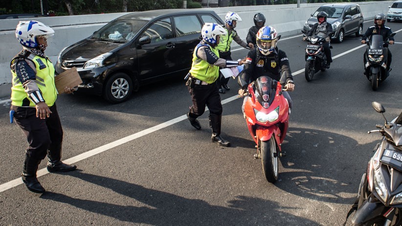 Pengendara Motor Nekat Melintasi JLNT Kampung Melayu-Tanah Abang - Bagian 2
