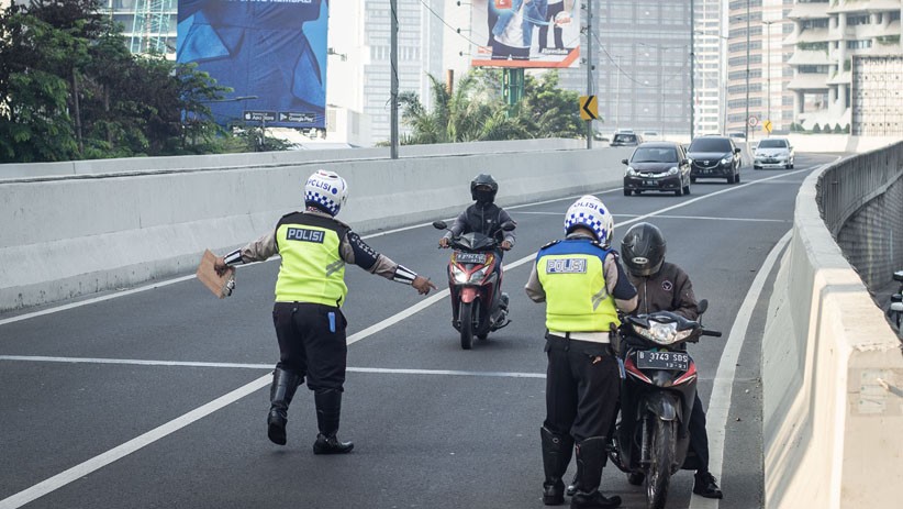 Pengendara Motor Nekat Melintasi JLNT Kampung Melayu-Tanah Abang - Bagian 1