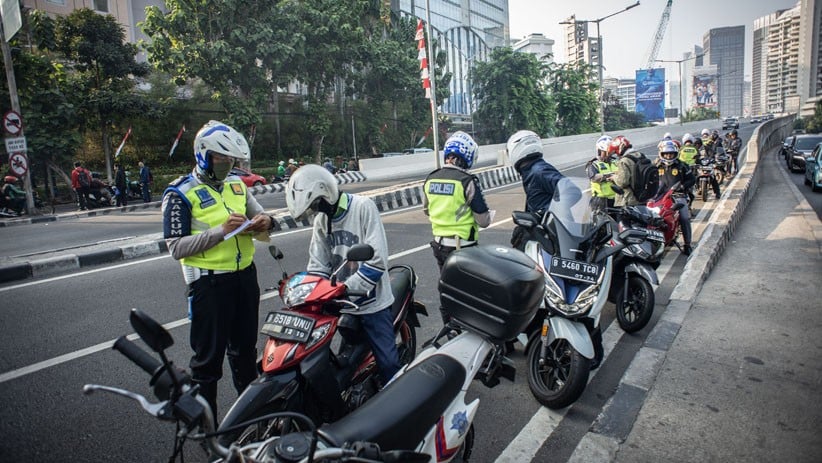 Pengendara Motor Nekat Melintasi JLNT Kampung Melayu-Tanah Abang - Bagian 3