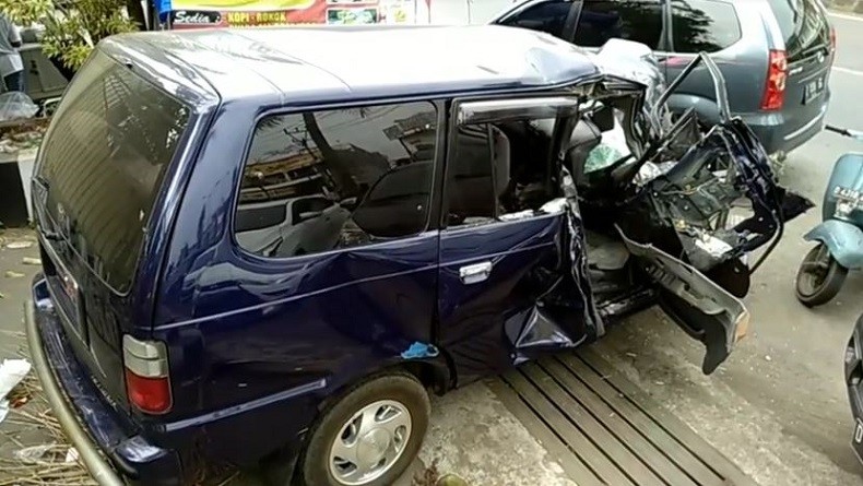 Bus Tabrak Toyota Kijang di Jalan Rajapolah Tasikmalaya, 2 Tewas dan 5 Luka-Luka