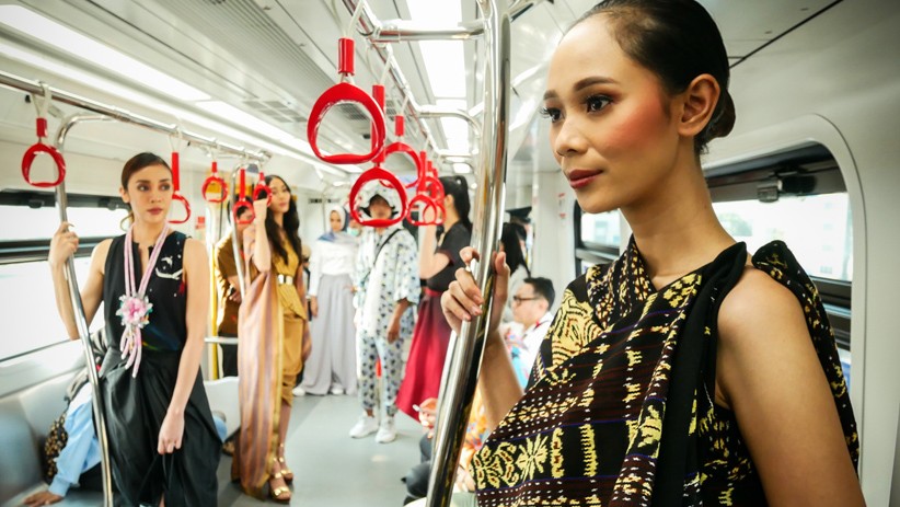 Gerbong LRT Jakarta Dipenuhi Model Cantik Pakai Busana 11 Desainer - Bagian 1