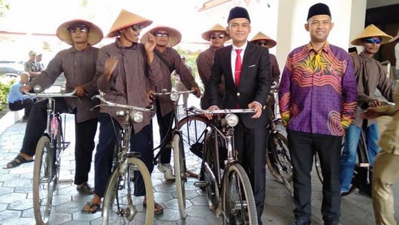Usai Dilantik, Anggota DPRD Bantul Ini Pulang Ngontel dan Ada yang Naik Becak