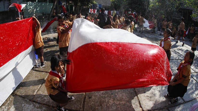 Aksi Siswa SD Negeri di Solo Mencuci Bendera Merah Putih