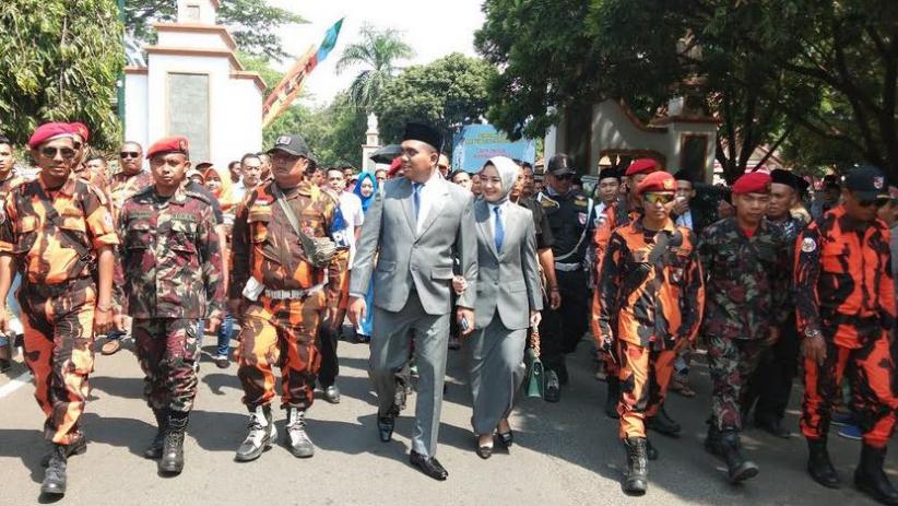 Diarak Ribuan Warga, Pasutri Ini Dilantik Jadi Anggota DPRD Pekalongan