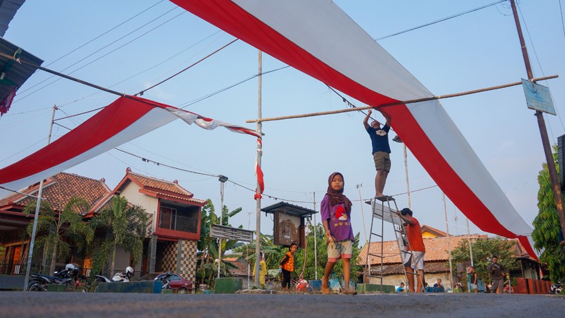 Foto Kain Merah Putih Sepanjang 1 Km Mengelilingi Kampung Pekajangan