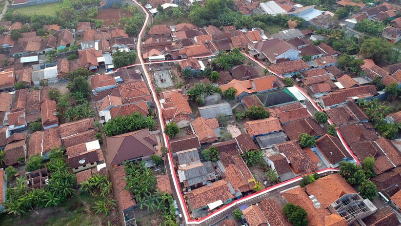 Foto Kain Merah Putih Sepanjang 1 Km Mengelilingi Kampung Pekajangan