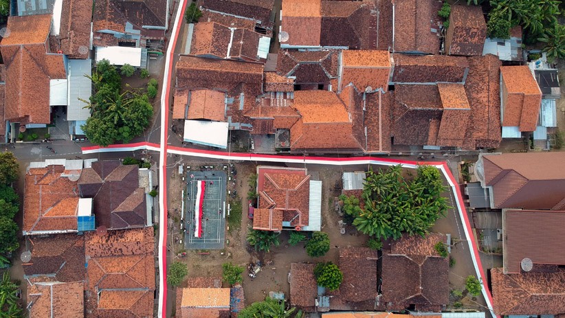 Foto Kain Merah Putih Sepanjang 1 Km Mengelilingi Kampung Pekajangan