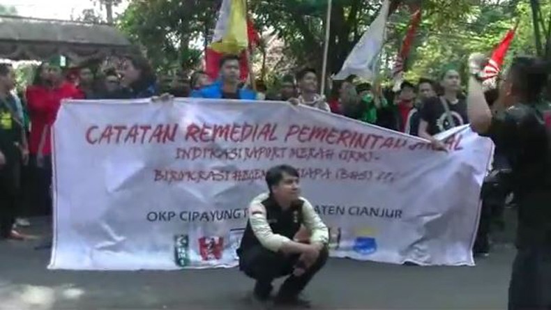 5 Fakta Demo Anarkistis OKP dan Mahasiswa hingga 3 Polisi Terbakar di Cianjur