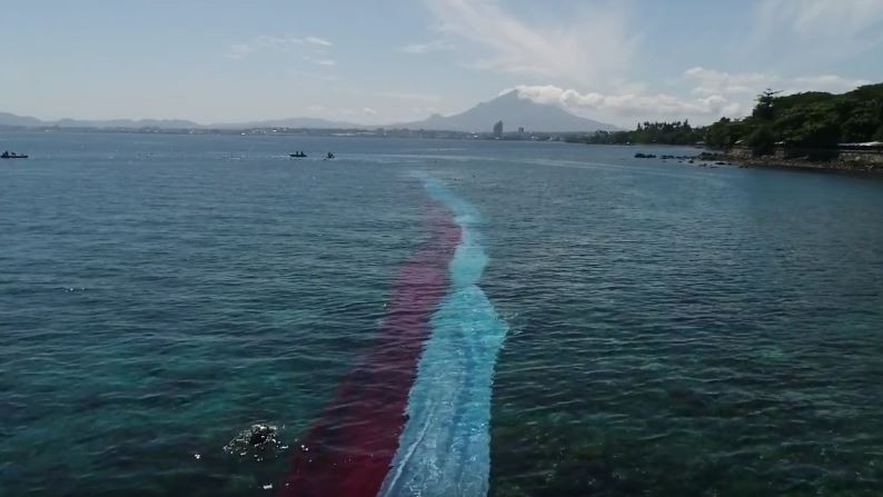 TNI AD Pecahkan Rekor MURI Bentangkan Merah Putih Terbesar di Bawah Laut Manado