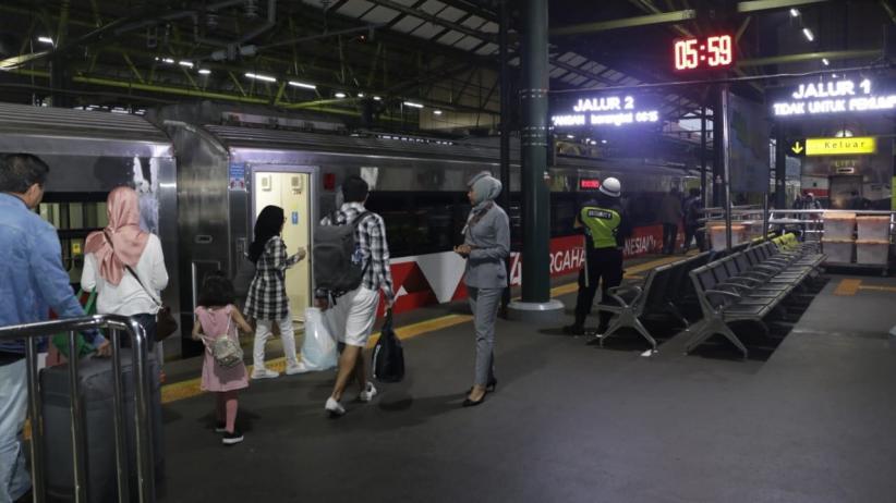 Meriahkan HUT ke-74 RI, KA Argo Parahyangan Bernuansa Merah Putih - Bagian 4