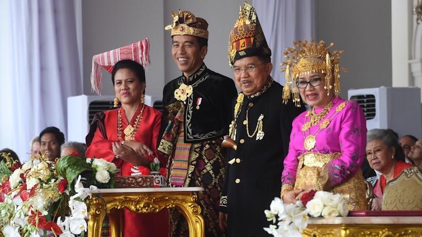 Penampilan Jokowi-JK Pakai Busana Adat Ikuti Upacara Detik-Detik Proklamasi - Bagian 1