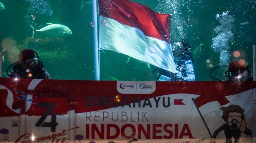 Penyelam Gelar Upacara HUT RI di Kolam Raksasa Sea World Ancol - Bagian 2