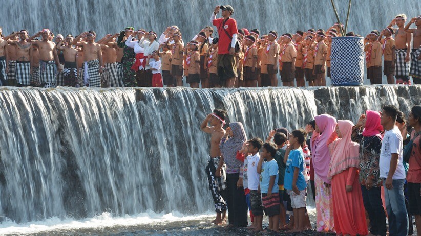 Unik, Warga Lintas Agama Gelar Upacara HUT RI di Sungai Unda Bali - Bagian 2