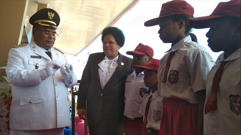 Usai Upacara HUT RI, Pemkot Sorong Bagi-bagikan KIA ke Siswa SD