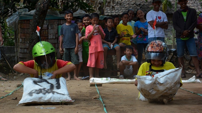 Berikan Edukasi, Warga Bandarlampung Lomba Balap Karung Pakai Helm