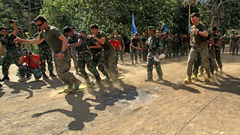 Melihat Keseruan Marinir TNI AL dan Marinir AS Lomba Balap Karung - Bagian 2
