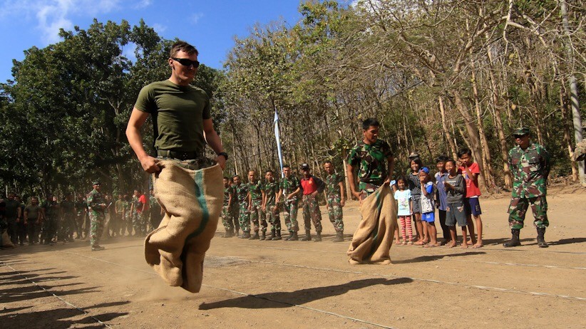 Melihat Keseruan Marinir TNI AL dan Marinir AS Lomba Balap Karung - Bagian 1