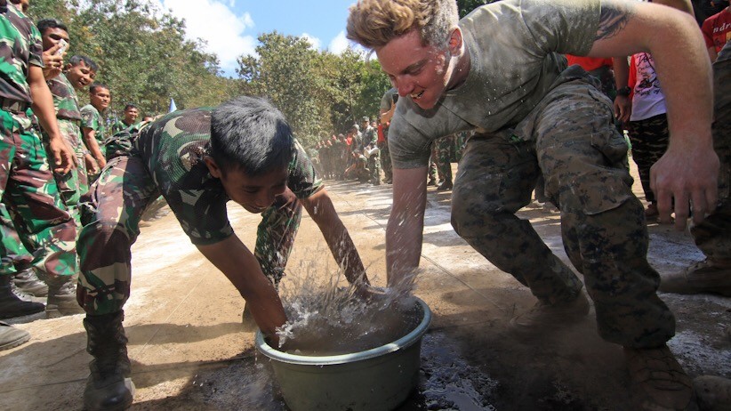 Melihat Keseruan Marinir TNI AL dan Marinir AS Lomba Balap Karung - Bagian 4