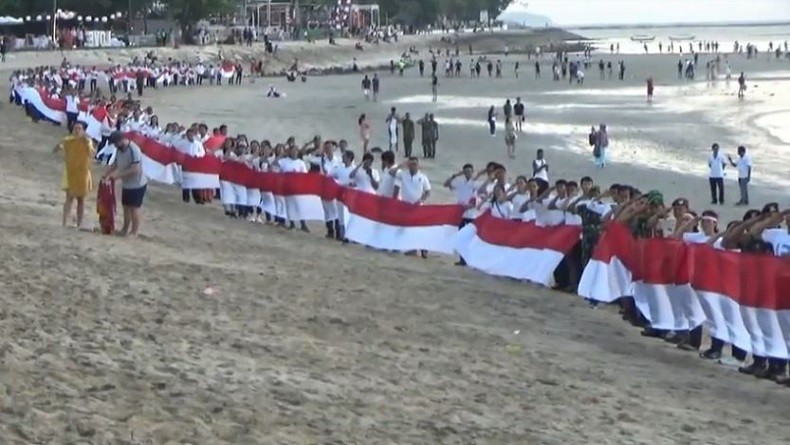Bendera Merah Putih Dibentangkan Sepanjang Pantai Kuta hingga Legian Bali