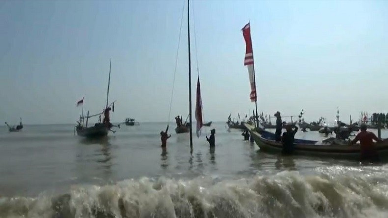Unik, Nelayan dan Warga Palang Tuban Gelar Upacara HUT Kemerdekaan RI di Laut