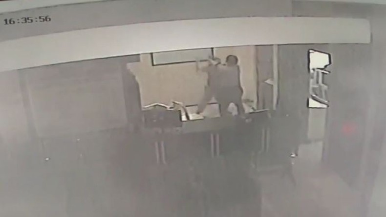 CCTV Rekam Aksi Brutal Pelaku Pakai Sajam Serang Polisi di Polsek Wonokromo