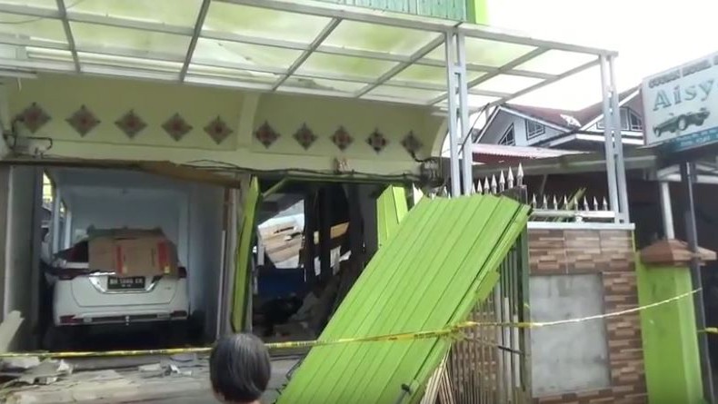 Dentuman Keras Hancurkan 1 Rumah di Kuala Tungkal Jambi, Pemiliknya Luka Bakar