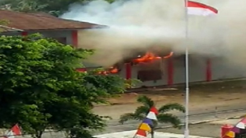 title Aksi Massa di Sorong, Rusak Fasilitas Bandara Domine dan Bakar 4 Ruko Aksi Massa di Sorong, Rusak Fasilitas Bandara Domine dan Bakar 4 Ruko