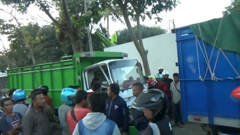 Kecelakaan Beruntun 3 Kendaraan di Probolinggo, Pengendara Motor Tewas Terjepit