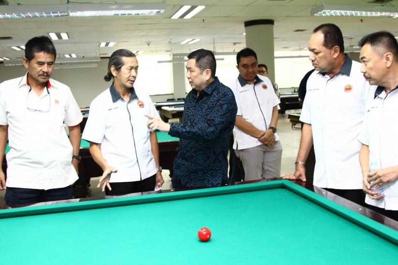 Momen Ketum POBSI Hary Tanoesoedibjo Bermain Biliar saat Buka Pra PON XX - Bagian 5
