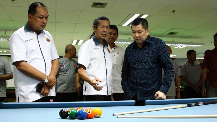 Momen Ketum POBSI Hary Tanoesoedibjo Bermain Biliar saat Buka Pra PON XX - Bagian 4