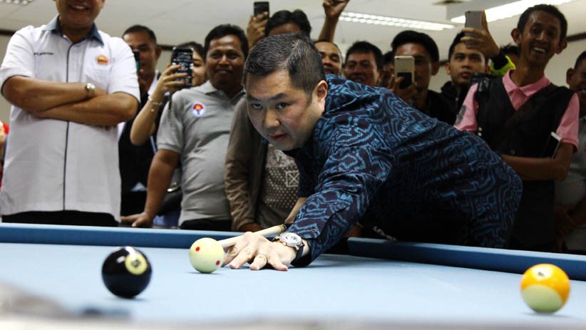 Momen Ketum POBSI Hary Tanoesoedibjo Bermain Biliar saat Buka Pra PON XX - Bagian 3