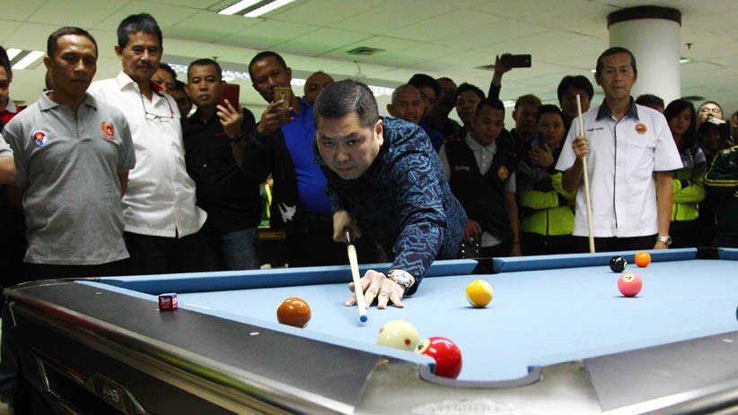 Momen Ketum POBSI Hary Tanoesoedibjo Bermain Biliar saat Buka Pra PON XX - Bagian 1