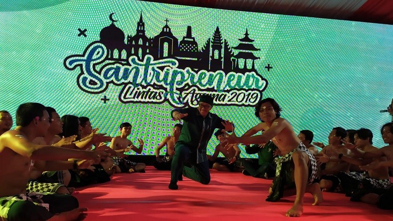 Menpora Menari Kecak saat Santripreneur Lintas Agama di Badung Bali