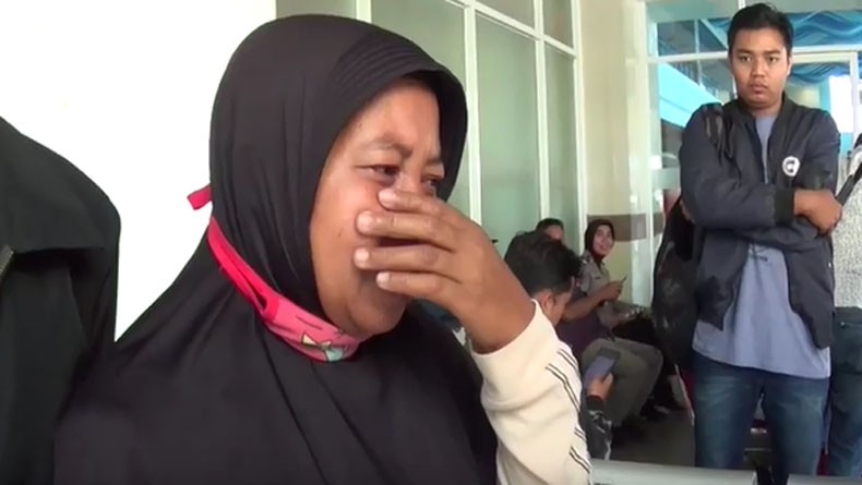 Tangis Keluarga Korban KM Santika yang Terbakar di Perairan Masalembu Sumenep