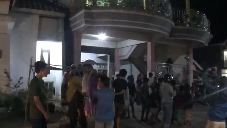 Densus 88 Amankan Sekeluarga Terduga Teroris di Lamongan