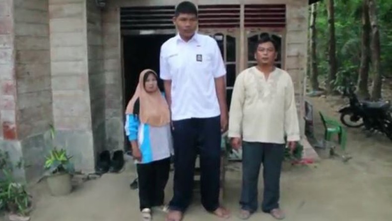 Kisah Emen, Remaja 16 Tahun asal Rokan Hilir Riau dengan Tinggi Badan 2 Meter